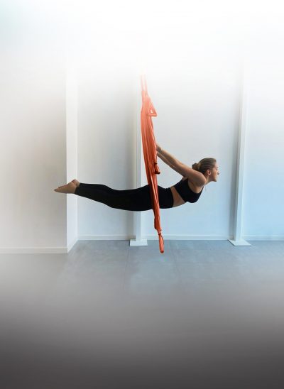 mujer haciendo yoga en trapecio madrid pqv genzaiyoga